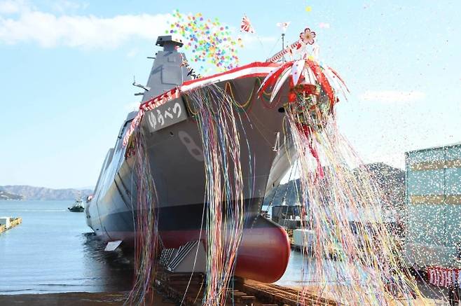 일본 해상자위대가 도입할 모가미급 유도미사일 호위함이 2023년 11월 14일 미쓰비시중공업 조선소에서 진수되고 있다. 사진=일본 해상자위대 제공