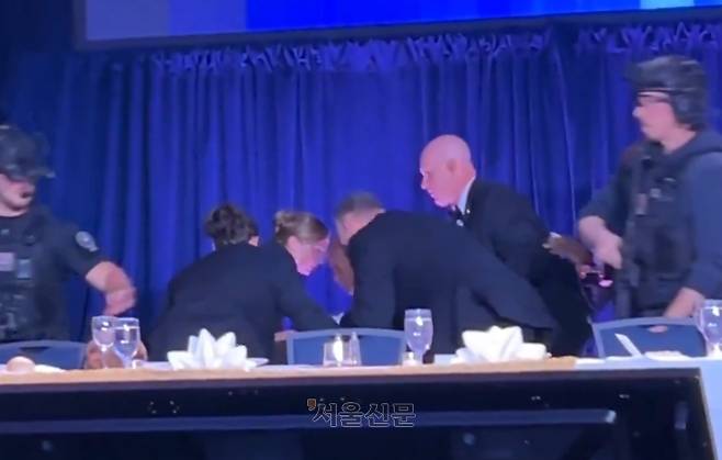 25일(현지시간) 백악관 기자 만찬회에서 비밀 경호원들이 보안 사고에 대응하고 있다. 2026.4.26 X 캡처