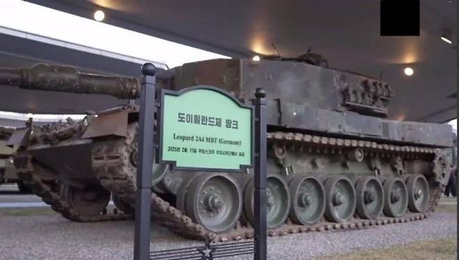 26일 러시아 국방부와 주북러시아대사관에 따르면 이날 북한 평양에서는 김정은 북한 국무위원장과 안드레이 벨로우소프 러시아 국방장관, 뱌체슬라프 볼로딘 러시아 국가두마 의장 등이 참석한 가운데 ‘해외군사작전 전투위훈기념관’ 준공식이 열렸다. 기념관에는 러시아가 우크라이나 전장에서 노획한 서방제 무기 전시장도 조성됐다. 사진은 독일제 레오파르트 2A4 전차가 전시된 모습. 전차 앞에는 2025년 2월 11일 쿠르스크주에서 파괴됐다는 내용의 표지판이 세워져 있다. 2026.4.27 텔레그램