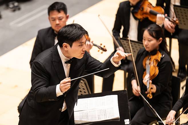 남양성모성지에서 열린 공연에서 지휘하고 있는 송민규 서울시향 부지휘자 /제공=서울시향