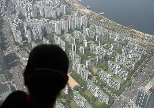 서울 송파구 롯데월드타워에서 바라본 아파트의 모습. 연합뉴스