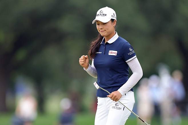 퍼팅을 성공하고 기뻐하고 있는 윤이나. 사진 제공=AFP연합뉴스