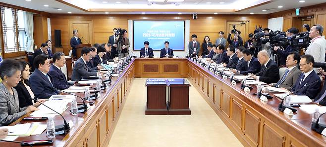 김민석 국무총리가 27일 서울 종로구 정부서울청사에서 열린 국가보훈위원회의에서 발언하고 있다. 연합뉴스