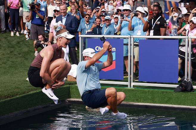 넬리 코르다(왼쪽)가 26일(현지 시간) LPGA 투어 시즌 첫 메이저 대회 셰브론 챔피언십 우승 후 수영장에 뛰어들고 있다. AFP연합뉴스