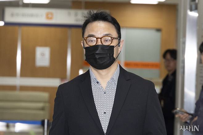 양평 공흥지구 개발 특혜 의혹을 받는 김건희씨의 오빠 김진우씨가 4월20일 서울중앙지방법원에서 열린 2차 공판에 출석하고 있다. ⓒ시사IN 이명익