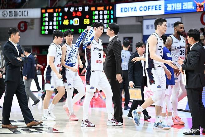 KCC는 PO 들어 4연승을 질주하다 26일 안양 정관장과 4강 PO 2차전서 일격을 당했다. KCC가 회복 탄력성을 보이며 28일로 예정된 4강 PO 3차전서 다시 살아날지 주목된다. 2차전 도중 작전 타임에 벤치로 향하는 KCC 선수들. 사진제공｜KBL