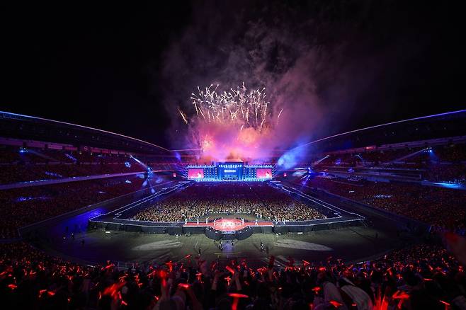 631만1000명의 관객이 두 사람의 무대를 함께했다. 20년에 걸쳐 동방신기가 ‘일본에서만’ 세운 공연 관객 동원 기록이다. 사진제공|SM엔터테인먼트