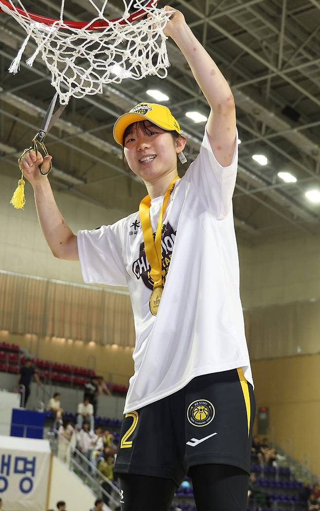 KB 허예은이 챔피언결정전 MVP로 선정된 뒤 골대 그물을 자르는 세리머니를 하고 있다. 용인 | 연합뉴스