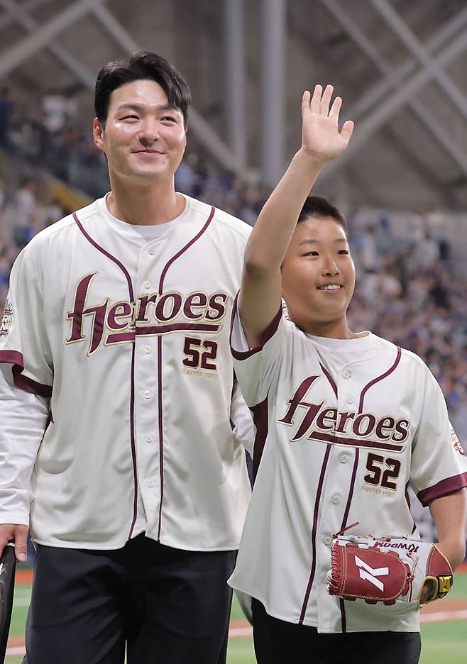 26일 고척스카이돔에서 열린 2026 KBO 리그 삼성 라이온즈와 키움 히어로즈의 경기에 앞서 은퇴식을 치른 박병호 코치가 아들과 함께 시구 시타 이벤트를 하고 있다. 연합뉴스