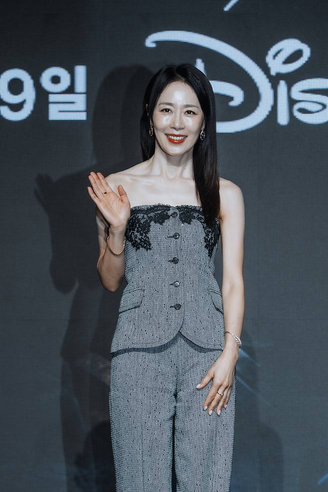 배우 문정희가 27일 오전 서울 여의도 콘래드호텔에서 열린 디즈니플러스 드라마 ‘골드랜드’ 제작발표회에 참석해 포즈를 취하고 있다. 사진 월트디즈니컴퍼니 코리아