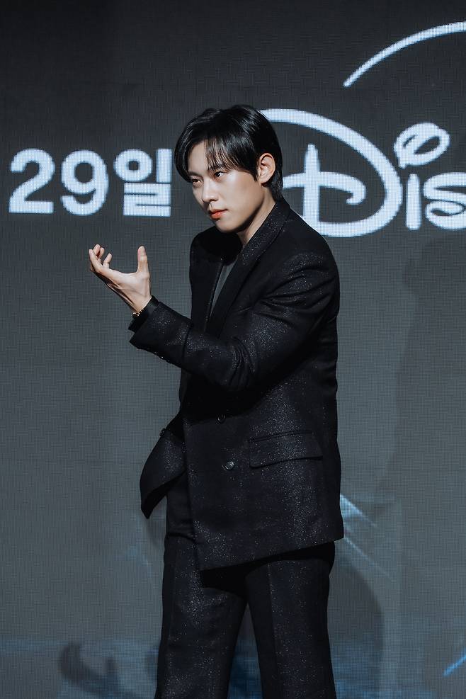 배우 김성철이 27일 오전 서울 여의도 콘래드호텔에서 열린 디즈니플러스 드라마 ‘골드랜드’ 제작발표회에 참석해 포즈를 취하고 있다. 사진 월트디즈니컴퍼니 코리아