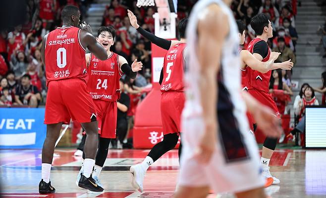 정관장 선수들이 26일 4강 PO 2차전에서 KCC에 앞서나가자 기뻐하고 있다. KBL 제공