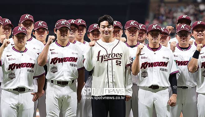 ▲ 박병호 코치(가운데)와 키움 히어로즈 선수단 ⓒ곽혜미 기자