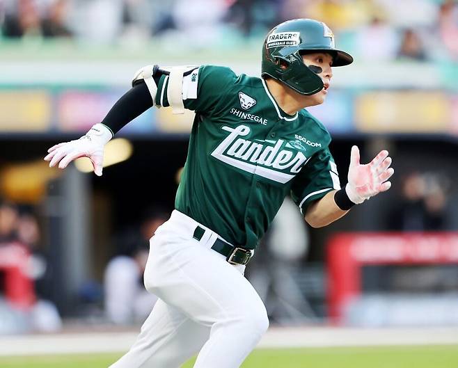 ▲ 정준재는 최근 14경기에서 타율 0.359, 출루율 0.419의 대활약으로 완전한 경기력을 뽐내고 있다 ⓒSSG랜더스