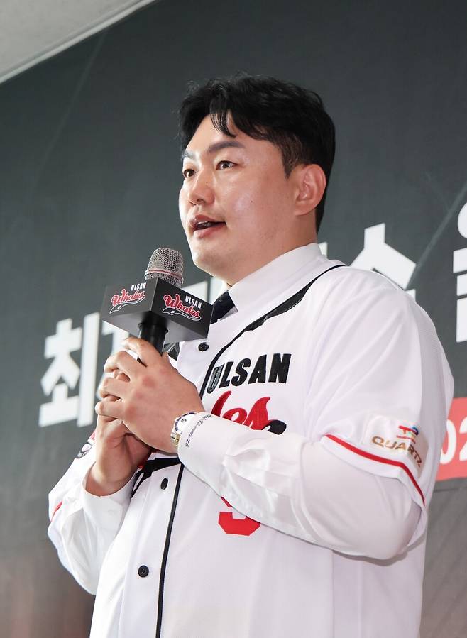 ▲ 울산 문수야구장에서 울산 웨일즈 입단식을 가진 최지만 ⓒ울산 웨일즈