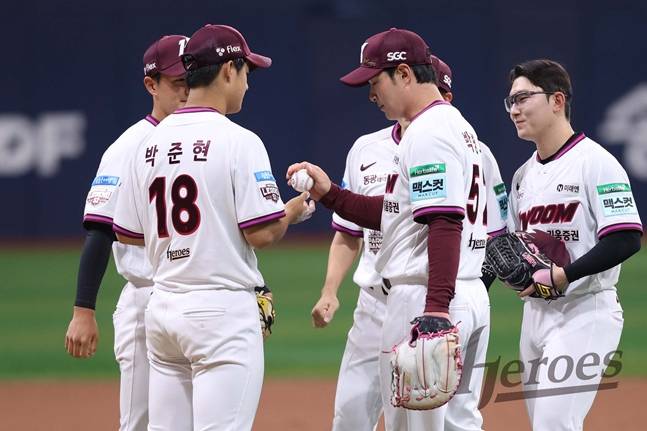 박준현(왼쪽에서 2번째)가 박병호 코치가 건넨 공을 받고 있다./사진=키움 히어로즈