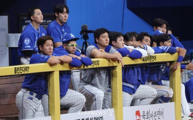 경기를 지켜보고 있는 삼성 선수들. /사진=김진경 대기자