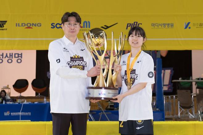김완수(왼쪽) 감독과 챔피언결정전 MVP 허예은. /사진=WKBL 제공