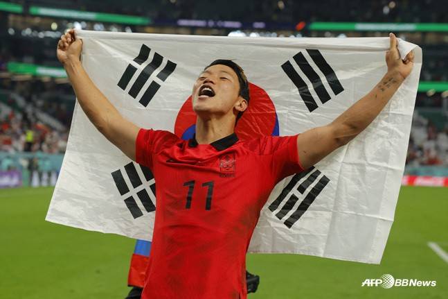 대한민국 공격수 황희찬이 2022년 12월  3일 열린 포르투갈과 2022 카타르 월드컵 조별리그 H조 최종전에서 역전 결승골을 터뜨리며 2-1 승리를 이끈 뒤  태극기를 들고 기뻐하고 있다. /사진=AFPBBNews=뉴스1