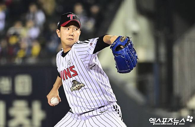 LG 트윈스 마무리 투수 유영찬이 수술대에 오른다. LG 구단은 27일 '유영찬은 국내 병원 3곳에서 진료 결과 우측 팔꿈치 주두골 피로골절로 인한 핀 고정술이 필요하다는 진단 소견을 받았다. 추후 일본 요코하마 미나미공제 병원에서 진료 후 수술 병원을 결정할 예정이다'라고 밝혔다. 유영찬은 지난 24일 잠실 두산 베어스전에서 LG가 9-1로 앞선 9회말 마운드에 올라 선두타자 강승호를 헛스윙 삼진으로 처리한 뒤 곧장 마운드에 주저앉아 통증을 호소했다. 엑스포츠뉴스DB