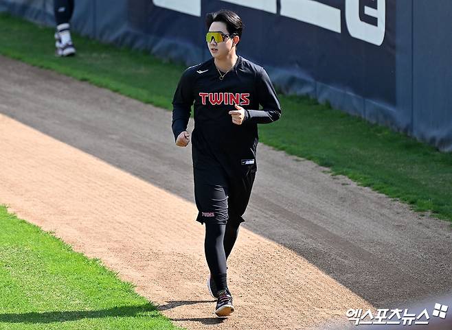 LG 트윈스 마무리 투수 유영찬이 수술대에 오른다. LG 구단은 27일 '유영찬은 국내 병원 3곳에서 진료 결과 우측 팔꿈치 주두골 피로골절로 인한 핀 고정술이 필요하다는 진단 소견을 받았다. 추후 일본 요코하마 미나미공제 병원에서 진료 후 수술 병원을 결정할 예정이다'라고 밝혔다. 유영찬은 지난 24일 잠실 두산 베어스전에서 LG가 9-1로 앞선 9회말 마운드에 올라 선두타자 강승호를 헛스윙 삼진으로 처리한 뒤 곧장 마운드에 주저앉아 통증을 호소했다. 엑스포츠뉴스DB