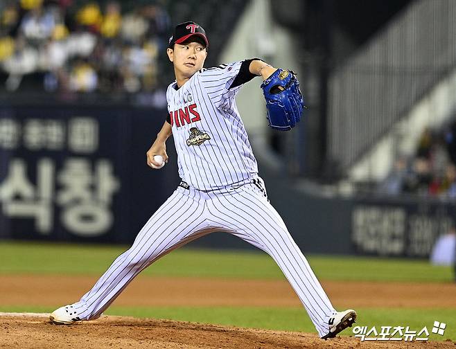 LG 트윈스 마무리 투수 유영찬이 수술대에 오른다. LG 구단은 27일 '유영찬은 국내 병원 3곳에서 진료 결과 우측 팔꿈치 주두골 피로골절로 인한 핀 고정술이 필요하다는 진단 소견을 받았다. 추후 일본 요코하마 미나미공제 병원에서 진료 후 수술 병원을 결정할 예정이다'라고 밝혔다. 유영찬은 지난 24일 잠실 두산 베어스전에서 LG가 9-1로 앞선 9회말 마운드에 올라 선두타자 강승호를 헛스윙 삼진으로 처리한 뒤 곧장 마운드에 주저앉아 통증을 호소했다. 엑스포츠뉴스DB