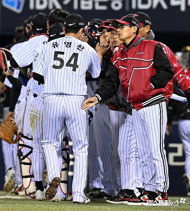 LG 트윈스 마무리 투수 유영찬이 수술대에 오른다. LG 구단은 27일 '유영찬은 국내 병원 3곳에서 진료 결과 우측 팔꿈치 주두골 피로골절로 인한 핀 고정술이 필요하다는 진단 소견을 받았다. 추후 일본 요코하마 미나미공제 병원에서 진료 후 수술 병원을 결정할 예정이다'라고 밝혔다. 유영찬은 지난 24일 잠실 두산 베어스전에서 LG가 9-1로 앞선 9회말 마운드에 올라 선두타자 강승호를 헛스윙 삼진으로 처리한 뒤 곧장 마운드에 주저앉아 통증을 호소했다. 엑스포츠뉴스DB