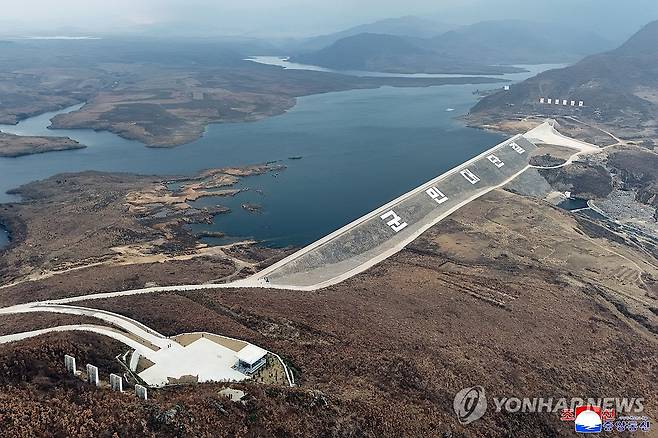북한, 회양군민발전소 준공 북한 조선중앙통신은 2025년 11월 21일 보도에서 "강원도 회양군민발전소 준공식이 20일에 진행됐다"고 했다. 이 통신은 "김정은 북한 국무위원장이 준공식에 참석해 연설했다"고 전했다.
[조선중앙통신 사진]