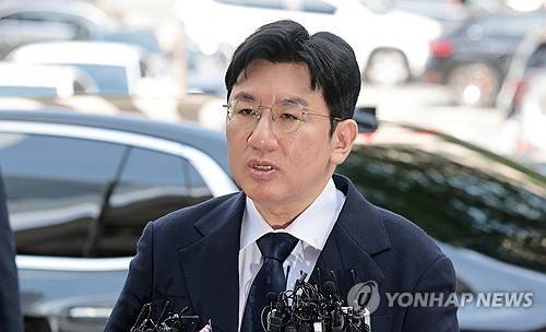 '부정거래 의혹' 방시혁 의장, 경찰 출석 (서울=연합뉴스) 김인철 기자 = 기업공개(IPO)를 앞두고 투자자들을 속여 지분을 팔게 한 의혹을 받는 방시혁 하이브 의장이 15일 서울 마포구 서울경찰청 금융범죄수사대에 피의자 신분으로 출석하며 취재진 질문에 답하고 있다. 2025.9.15 yatoya@yna.co.kr