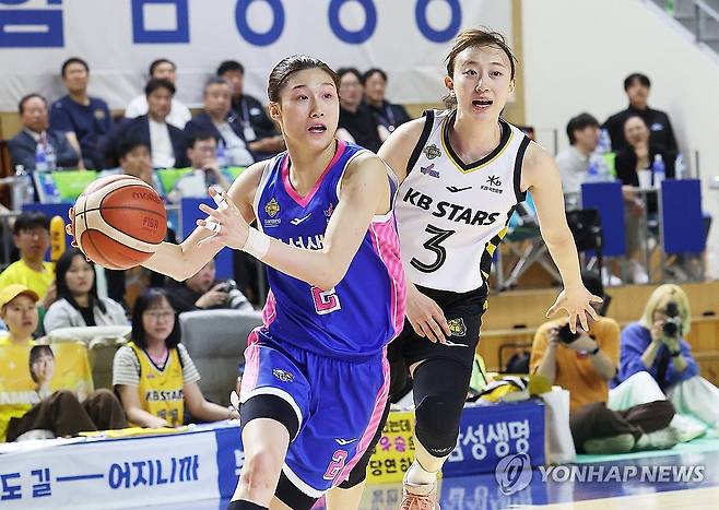 돌파하는 이해란 (용인=연합뉴스) 홍기원 기자 = 26일 경기도 용인실내체육관에서 열린 여자프로농구 챔피언결정전 3차전 삼성생명 블루밍스와 KB스타즈의 경기. 삼성생명 이해란이 돌파하고 있다. 2026.4.26 xanadu@yna.co.kr