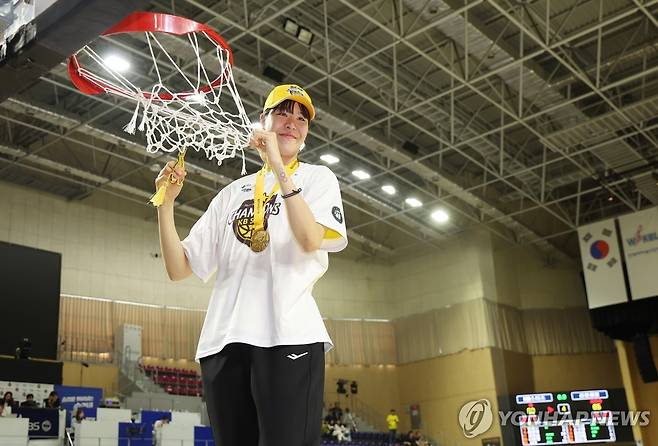 그물 커팅 세리머니하는 박지수 (용인=연합뉴스) 홍기원 기자 = 26일 경기도 용인실내체육관에서 열린 여자프로농구 챔피언결정전 3차전 삼성생명 블루밍스와 KB스타즈의 경기에서 KB스타즈가 챔피언 자리에 올랐다. KB스타즈 주장 박지수가 골대 그물을 자르는 세리머니를 하고 있다. 2026.4.26 xanadu@yna.co.kr