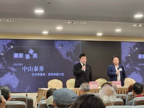 나카야마 야스히데(中山泰秀) 전 일본 방위성 부대신(왼쪽) [대만 중앙통신사 캡처. 재판매 및 DB 금지]