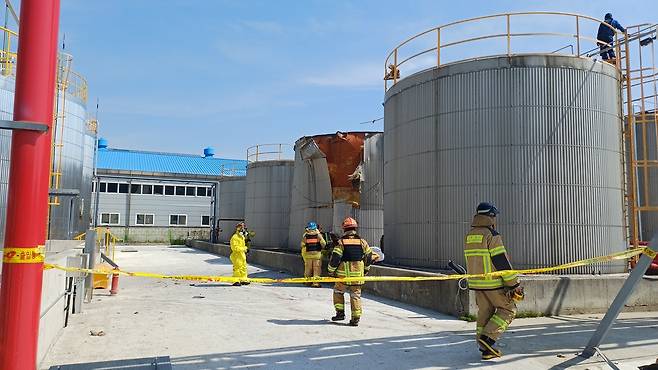 위험물저장시설 폭발해 화재 [전북자치도소방본부 제공. 재판매 및 DB 금지]