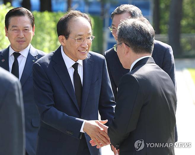 예비후보들과 인사하는 추경호 (대구=연합뉴스) 김현태 기자 = 국민의힘 추경호 대구시장 예비후보가 27일 오전 대구 남구 대명동 충혼탑을 참배하기에 앞서 기초단체장 예비후보들과 인사하고 있다. 2026.4.27 mtkht@yna.co.kr