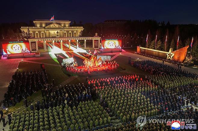 김정은, 해외군사작전 참전열사 '추모음악회' 관람 (평양 조선중앙통신=연합뉴스) 김정은 북한 국무위원장이 지난 26일 저녁 평양 '해외군사작전 전투위훈기념관' 야외에서 열린 참전열사 추모음악회 '조국의 별들'에 참석했다고 조선중앙통신이 27일 보도했다. 2026.4.27 
    [국내에서만 사용가능. 재배포 금지. For Use Only in the Republic of Korea. No Redistribution] nkphoto@yna.co.kr