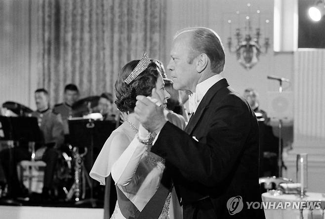 1976년 백악관 국빈 만찬 당시 엘리자베스 2세와 포드 대통령 [AP 연합뉴스 자료사진. 재판매 및 DB 금지]