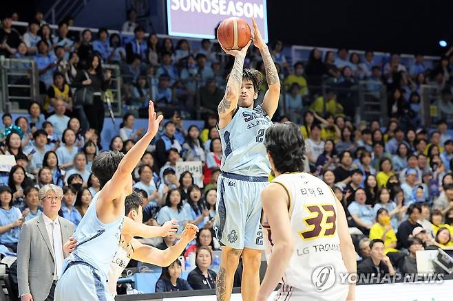 슛하는 소노 켐바오 (고양=연합뉴스) 김병만 기자 = 27일 고양 소노 아레나에서 열린 2025~2026 LG전자 프로농구 4강 플레이오프 3차전 고양 소노와 창원 LG 경기. 소노 케빈 켐바오가 슛을 하고 있다. 2026.4.27 kimb01@yna.co.kr