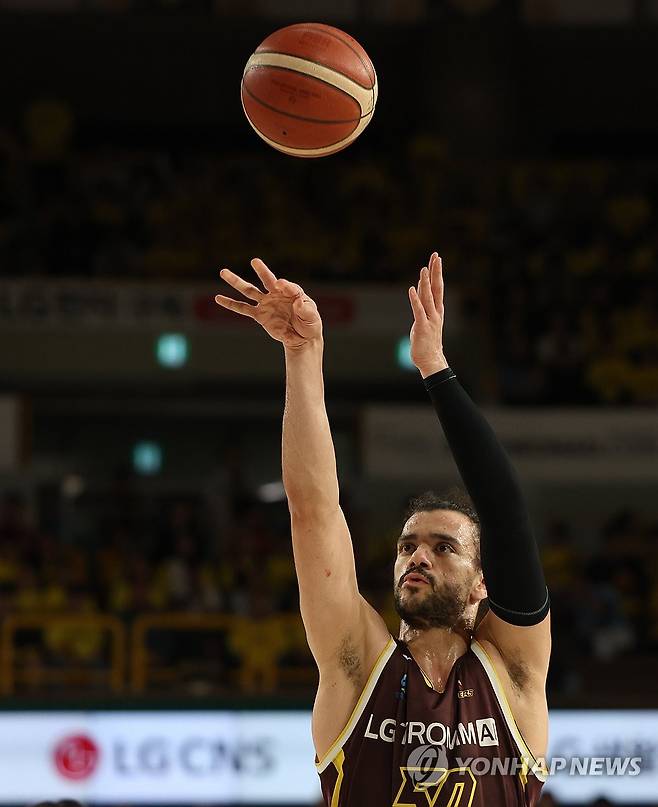 LG 마레이 자유투 (창원=연합뉴스) 김동민 기자 = 23일 경남 창원체육관에서 열린 KBL 2025-2026 LG전자 프로농구 4강 플레이오프(PO) 1차전 창원 LG 세이커스와 고양 소노 스카이거너스 경기. LG 아셈 마레이가 자유투를 던지고 있다.. 2026.4.23 image@yna.co.kr