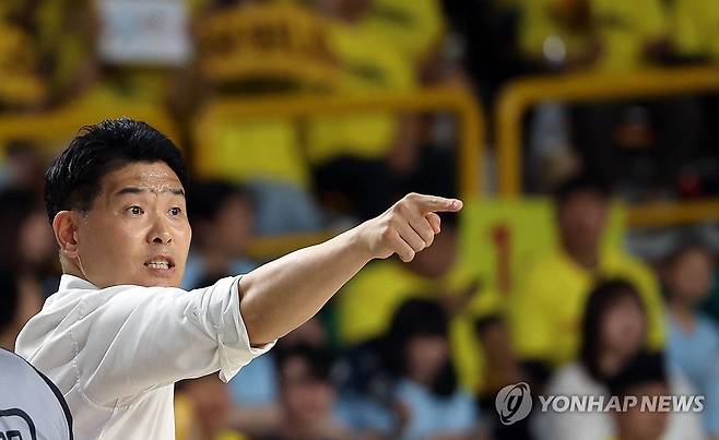 LG 세이커스 조상현 감독 (창원=연합뉴스) 김동민 기자 = 23일 경남 창원체육관에서 열린 KBL 2025-2026 LG전자 프로농구 4강 플레이오프(PO) 1차전 창원 LG 세이커스와 고양 소노 스카이거너스 경기. LG 조상현 감독이 손짓하고 있다. 2026.4.23 image@yna.co.kr