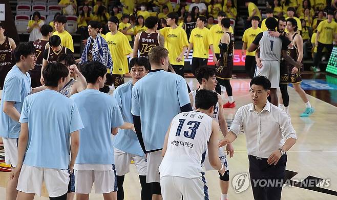 인사 (창원=연합뉴스) 김동민 기자 = 23일 경남 창원체육관에서 열린 KBL 2025-2026 LG전자 프로농구 4강 플레이오프(PO) 1차전 창원 LG 세이커스와 고양 소노 스카이거너스 경기 종료 후 LG 조상현 감독이 소노 선수단과 인사하고 있다. 소노가 69대 63으로 이겼다. 2026.4.23 image@yna.co.kr