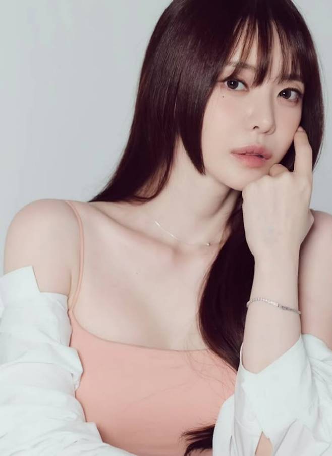 성우 서유리가 포즈를 취하고 있다. / 사진=서유리 SNS