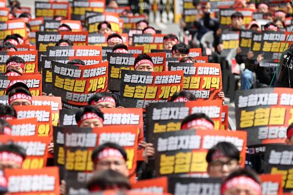 28일 국회 앞에서 열린 ‘농협법 졸속 개악 저지 및 강호동 농협중앙회장 퇴진 촉구 집회’에서 금융노조원들이 관련 구호를 외치고 있다. 2026.4.28 /연합뉴스