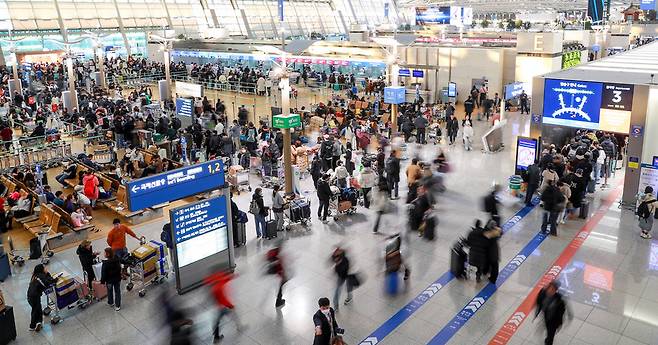 ▲ 대표적 적자공항인 양양국제공항 등 강원권 공항과 흑자공항인 제주국제공항은 동아시아 허브공항인 인천국제공항과의 국내선 취항을 통해 수익구조가 개선될 것으로 기대된다. 사진은 연간 7000만명 이상의 국제여객으로 붐비는 인천국제공항 출국장 모습. /인천일보DB