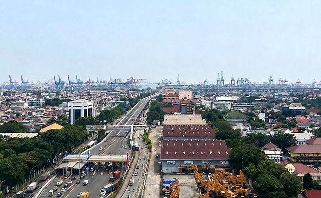 ▲ 28일(현지시간) 인도네시아 자카르타의 펠린도 타워에서 내려다 본 자카르타 항만 터미널의 모습. /정혜리 기자 hye@incheonilbo.com