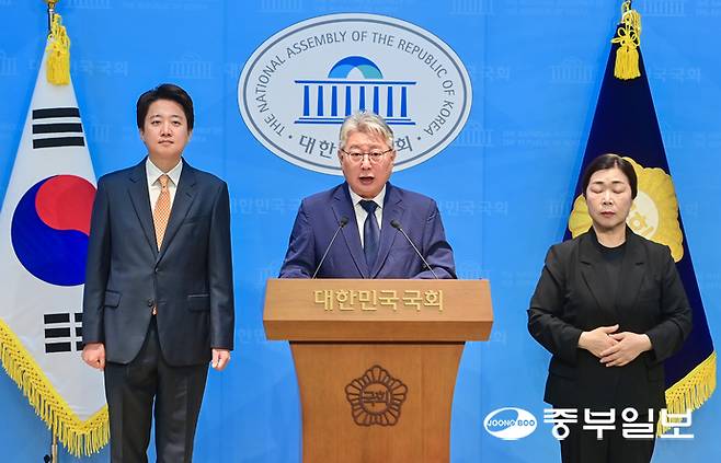 조응천 개혁신당 경기도지사 후보가 28일 오전 서울 여의도 국회 소통관에서 기자회견을 열고 출마선언을 하고 있다. 임채운기자