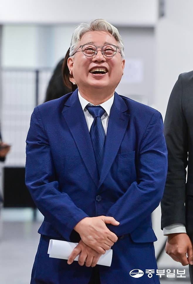조응천 개혁신당 경기도지사 후보가 28일 오전 서울 여의도 국회 소통관에서 출마 기자회견을 하기 위해 기자회견장으로 들어서고 있다. 임채운기자