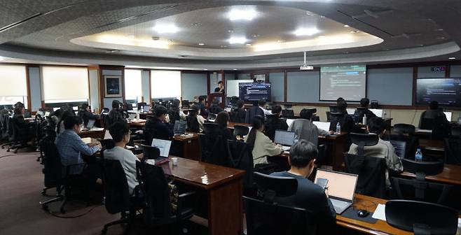 대전지역 경제단체들이 생성형 인공지능(AI) 교육을 잇따라 개최하며 지역기업들의 경쟁력 강화에 힘을 보태고 있다. 사진은 28일 대전상의회관에서 열린 'Microsoft 다양한 AI 활용 입문' 과정 모습. (사진=김흥수 기자)