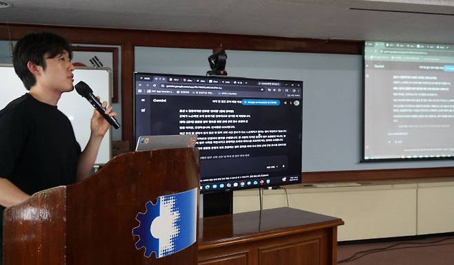 대전상공회의소는 28일 상의회관에서 'Microsoft 다양한 AI 활용 입문' 과정을 진행했다. 이날 강의를 맡은 권동훈 강사가 교육을 진행하고 있다. (사진=김흥수 기자)
