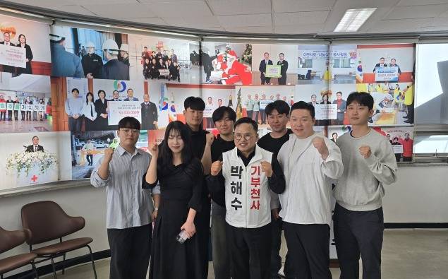 박해수 충주시의원 후보 개소식에 참석한 봉방동 청년사업자연합회 회원들과 함께 기념촬영을 하고 있다.사진=김의상 기자