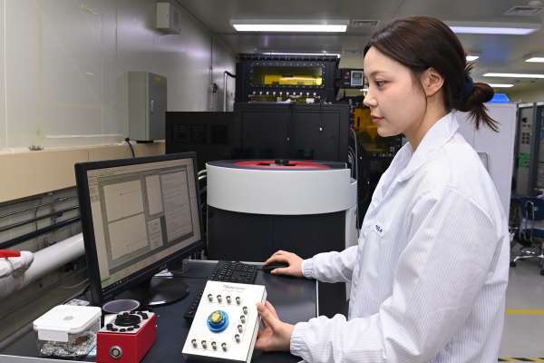ETRI 연구진이 양자물질을 적용한 소자를 측정하는 모습